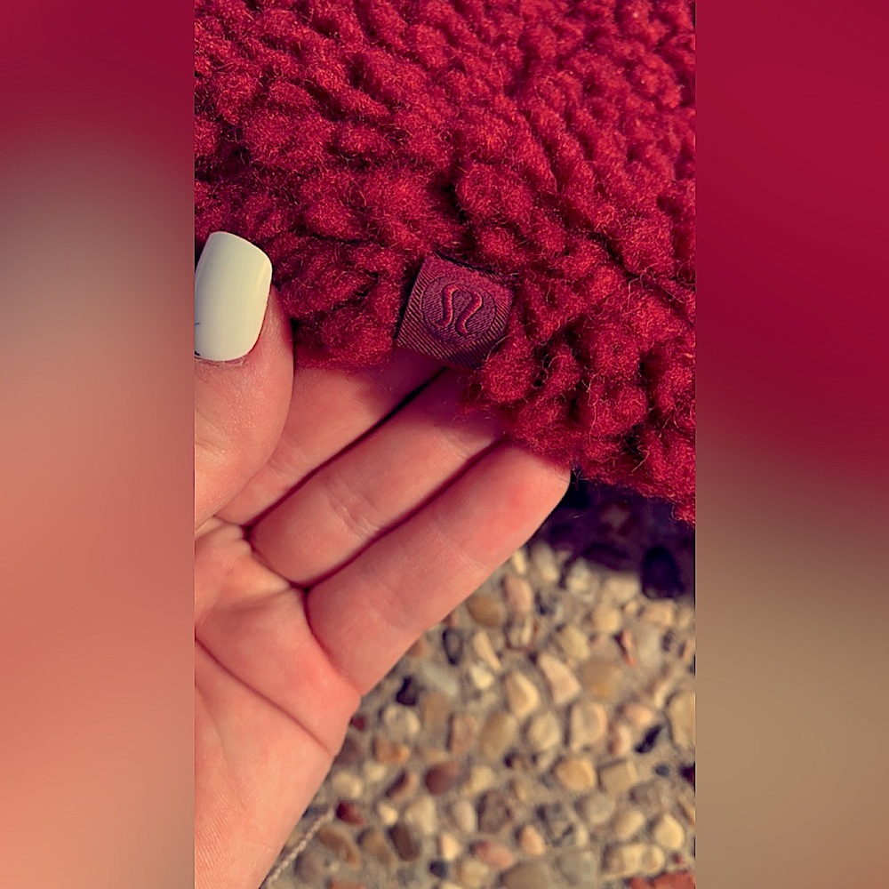 This is a lululemon sweater. It’s a size medium and it’s kind of like a maroon.